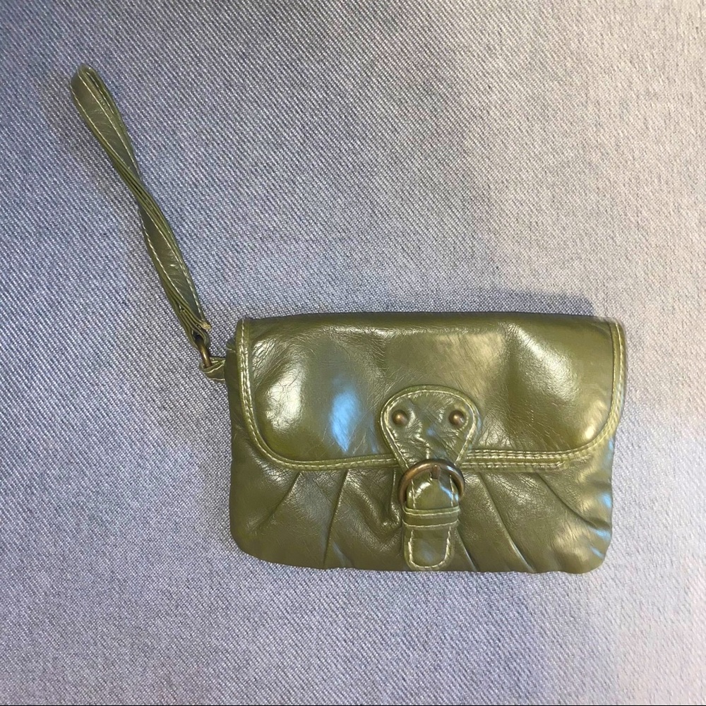 MUST GO BY SAT⭐️
 Green Wristlet